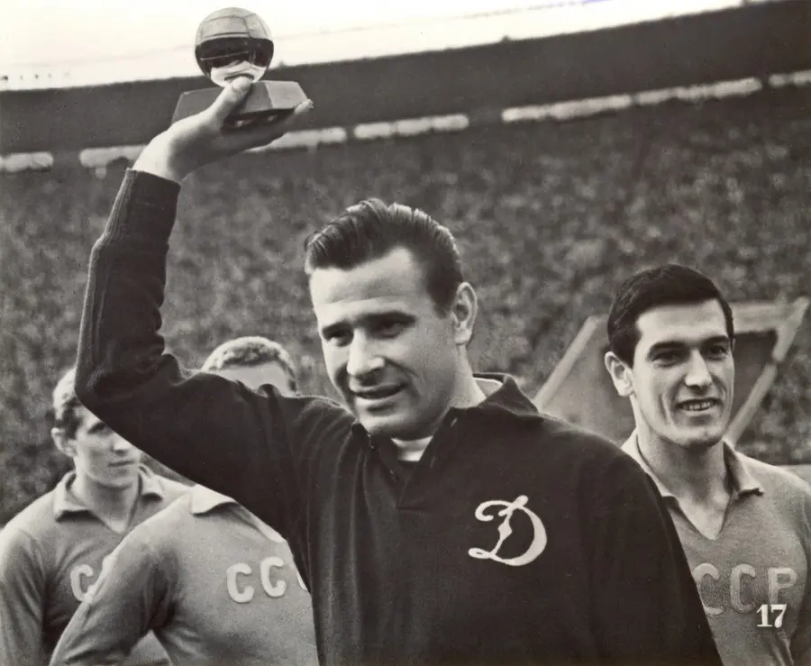 Lev Yashin alza il pallone d'oro