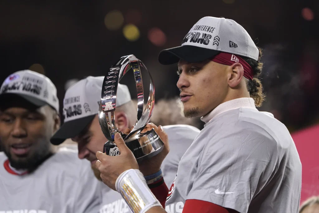 Patrick Mahomes festaggia con i Chiefs la vittoria dell'AFC Championship 2022 (Crediti: Ed Zurga/Associated Press)