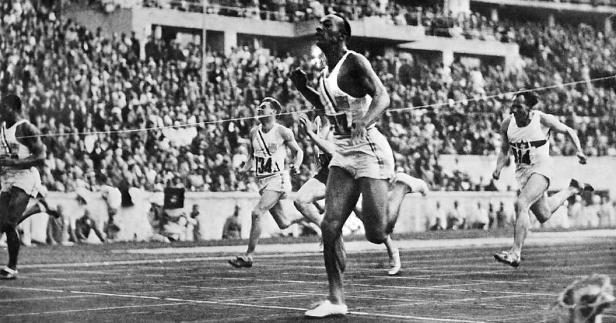 Jesse Owens mentre taglia il traguardo