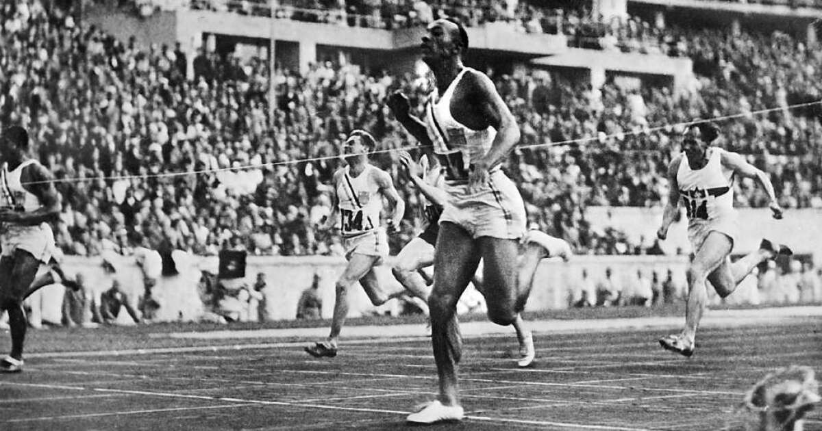 Stati Uniti. I più grandi atleti della storia dello sport Jesse Owens mentre taglia il traguardo