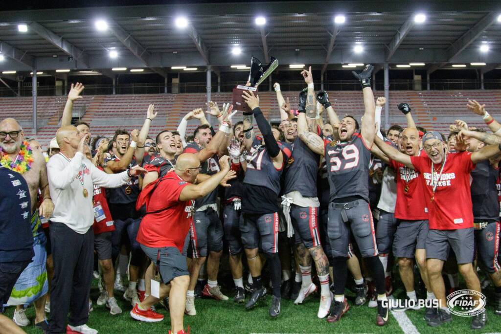 Gli Skorpions Varese festeggiano il trionfo al Silver Bowl 2022 (Crediti: FIDAF/Giulio Busi)