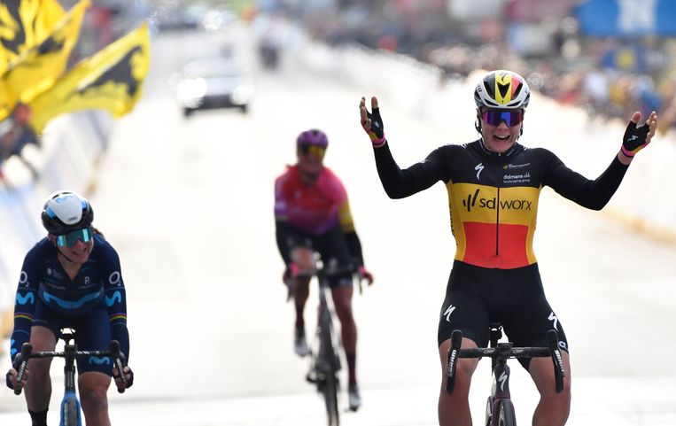 Lotte Kopecky vince il Giro delle Fiandre femminile 2022 (Crediti: De Morgen)