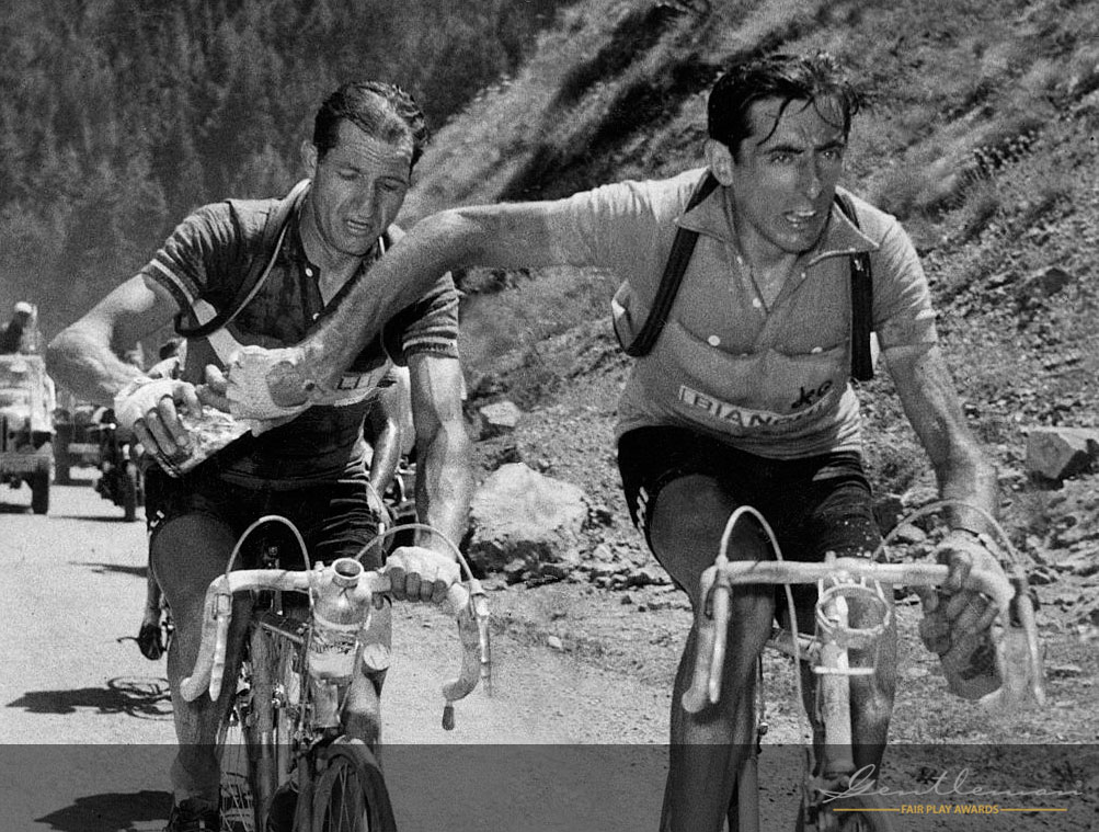 L'iconica foto di Fausto Coppi e Gino Bartali mentre si scambiano la borraccia