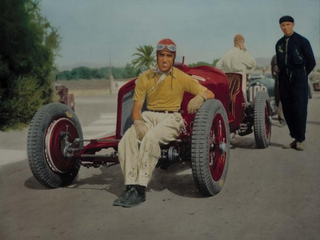 Una foto a colori di Tazio Nuvolari