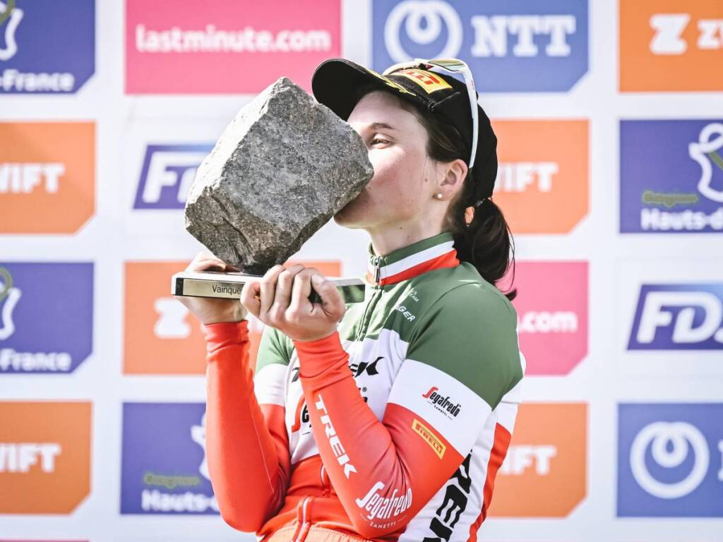 Parigi-Roubaix 2023: L'anteprima Elisa Longo Borghini esulta sul podio della Parigi-Roubaix 2022 (Crediti: ASO/Pauline Ballet)