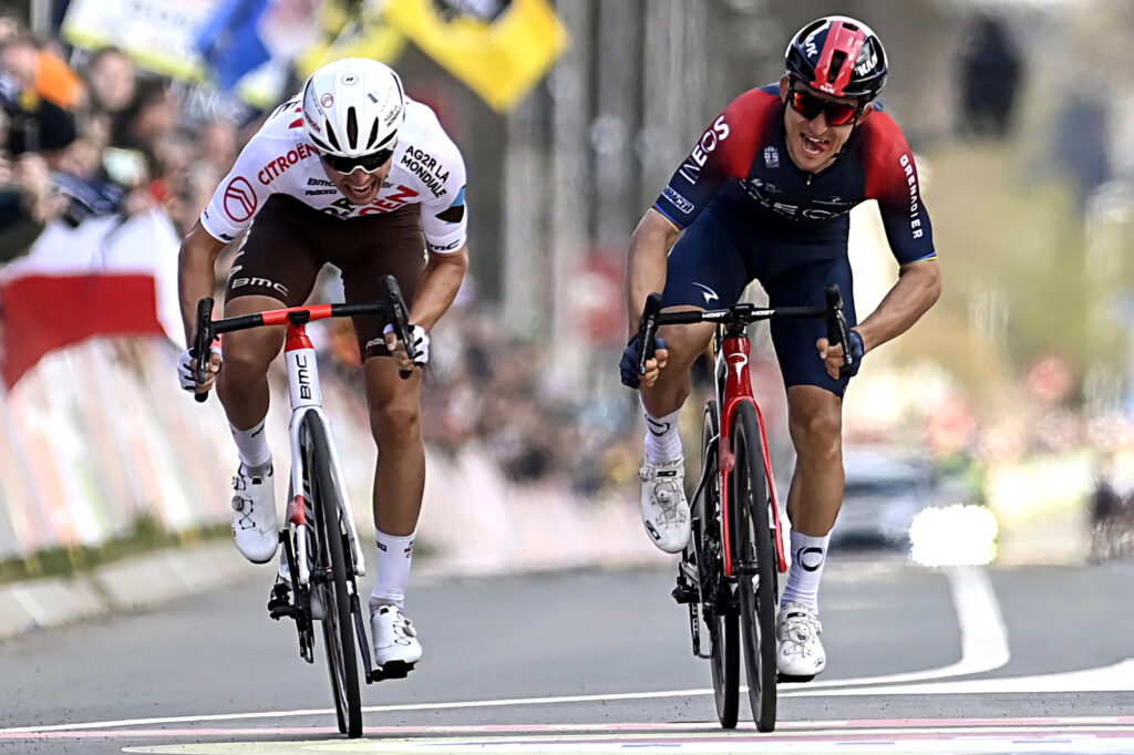Amstel Gold Race 2023: L'Anteprima Michal Kwiatkowski batte sul traguardo Benoit Cosnefroy e vince la Amstel Gold Race 2022 (Crediti: Nico Vereecken/SprintCyclingAgency)