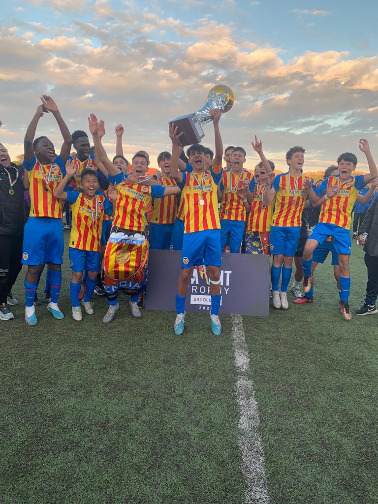 Talent Trophy 2023: trionfo del Valencia L’Under 14 del Valencia che alza il trofeo (Crediti: Sergio Pinna/The Shield Of Sports)
