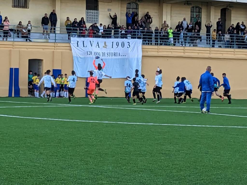 La squadra di casa dell'Ilvamaddalena esulta con i tifosi al Pietro Secci dopo la vittoria contro la JJ Academy Perth (Crediti: Arnaldo Figoni)