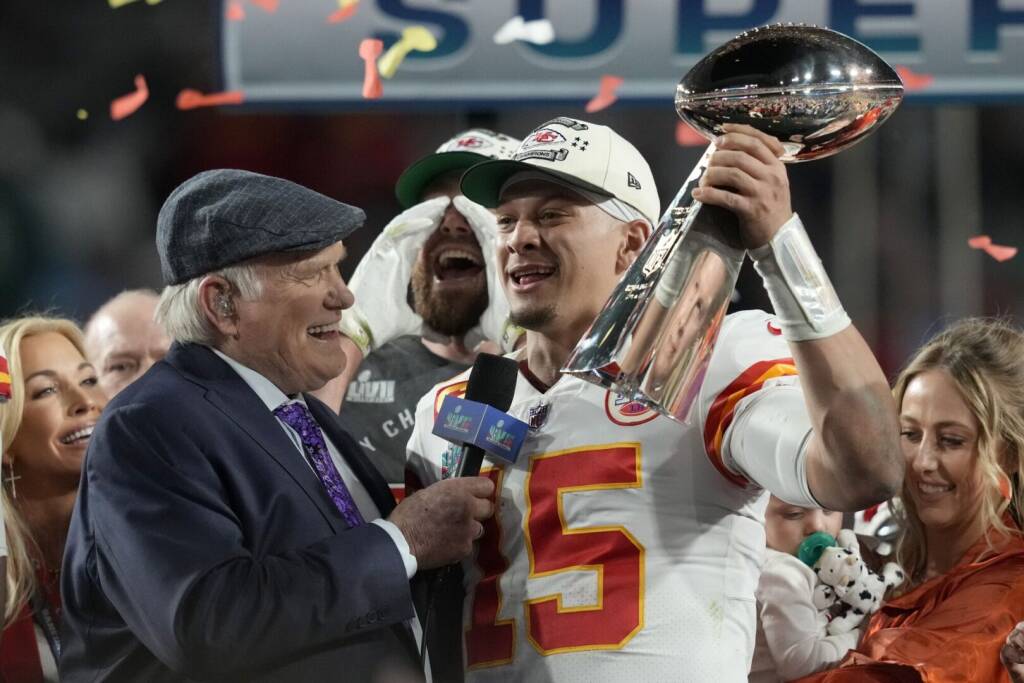 NFL rivela il calendario della stagione 2023 Patrick Mahomes, QB dei Kansas City Chiefs, festaggia con il Vince Lombardi Trophy vinto a Super Bowl 57 (Crediti: Steve Luciano/Associated Press)