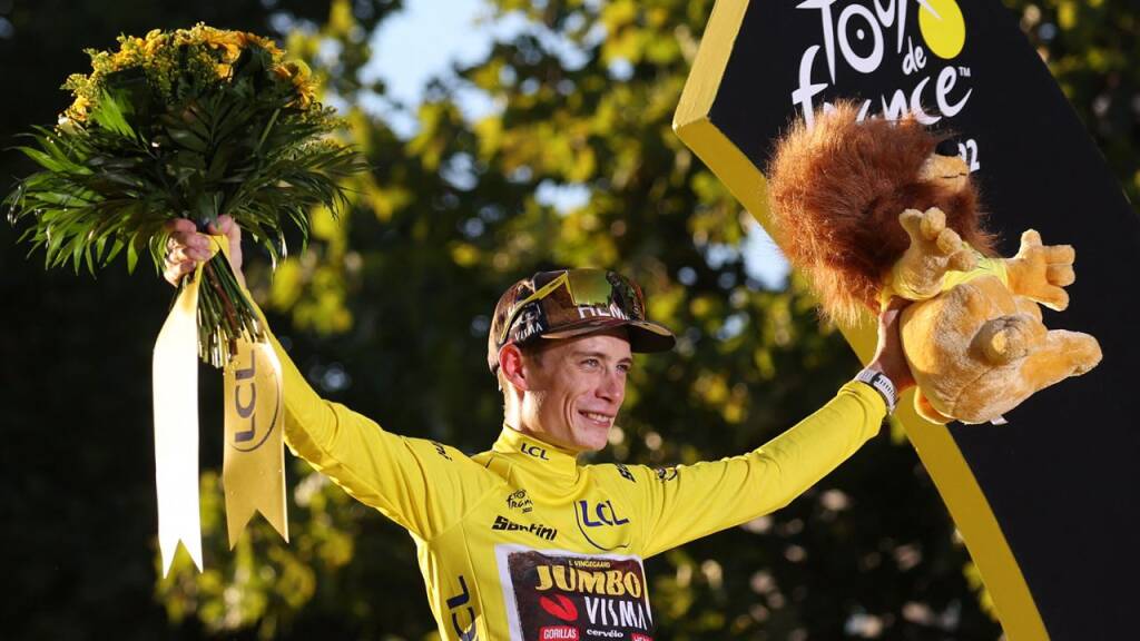 Jonas Vingegaard festeggia sugli Champs-Élysées il trionfo al Tour de France 2022 (Crediti: Thomas Samson/AFP/Getty Images)
