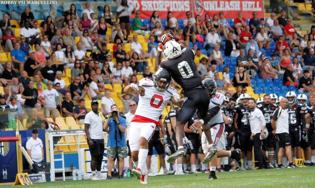 Italian Bowl 42 – Anteprima e Come Vederlo Audie Omotosho riceve un lancio nella semifinale con gli Skorpions Varese (Crediti: Robby Marcellini)
