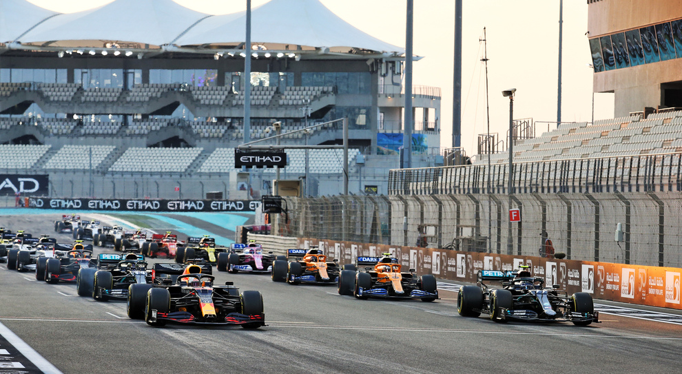 Il WEC è superiore alla F1? La classica partenza della F1 dai blocchi di partenza.