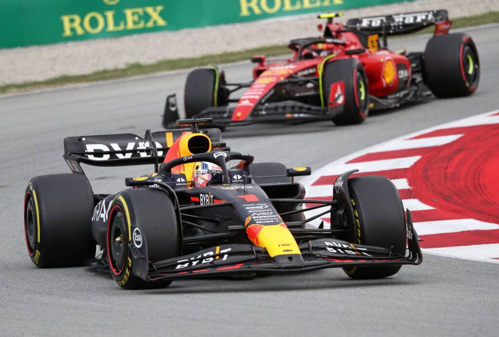 La Red Bull Honda di Verstappen inseguita dalla Ferrari di Carlos Sainz.