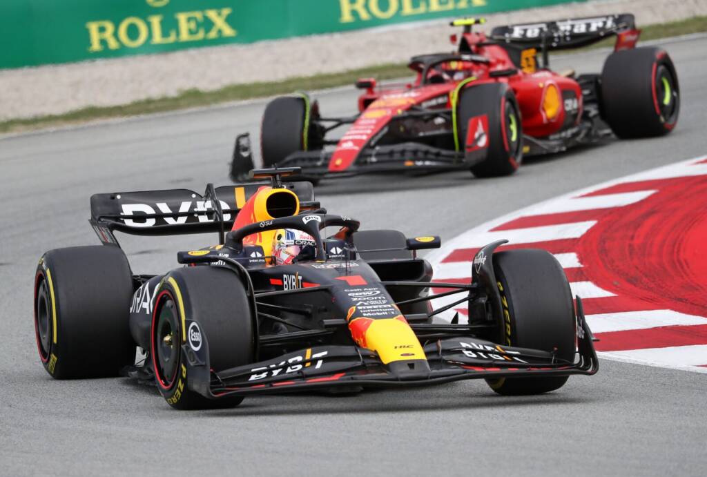 Il WEC è superiore alla F1? La Red Bull Honda di Verstappen inseguita dalla Ferrari di Carlos Sainz.