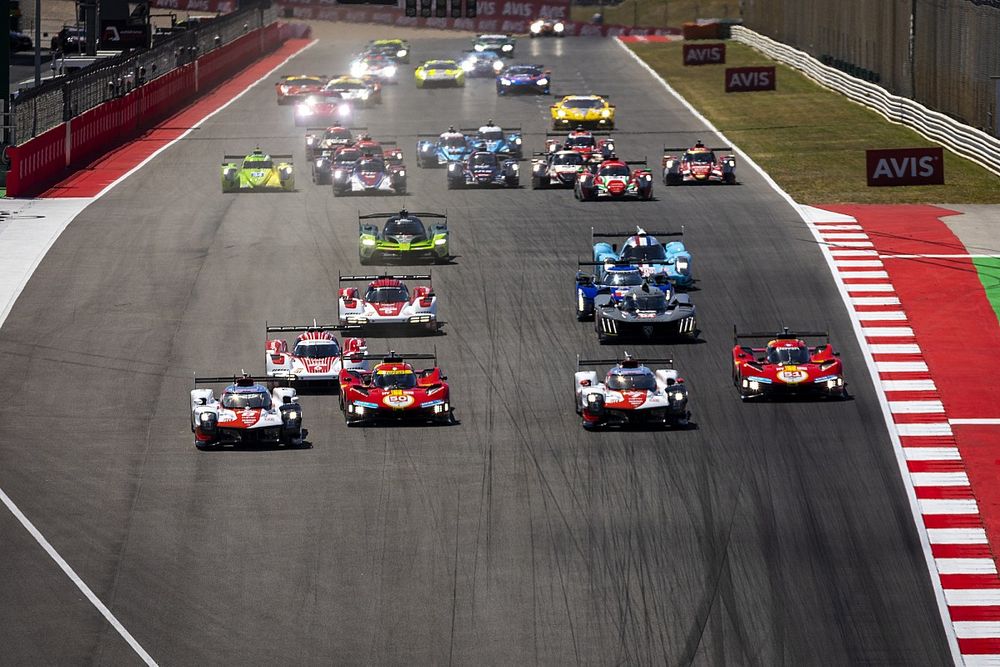 La partenza lanciata tipica del WEC. Tra le vetture delle varie classi c'è una distanza di sicurezza.