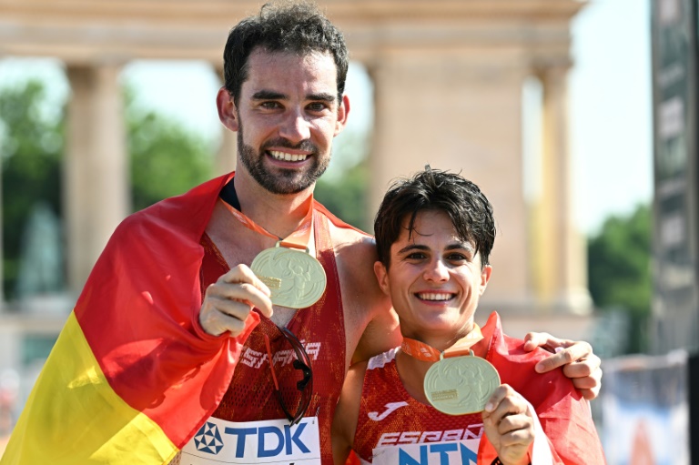I due spagnoli in posa con la medaglia d'oro mondiale