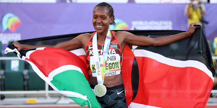 Faith Kipyegon posa con la medaglia d'oro