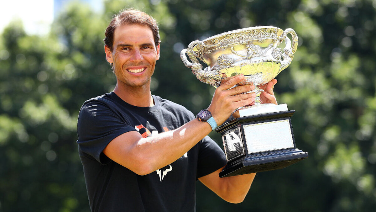 Rafael Nadal con l'ennesimo trofeo vinto in carriera