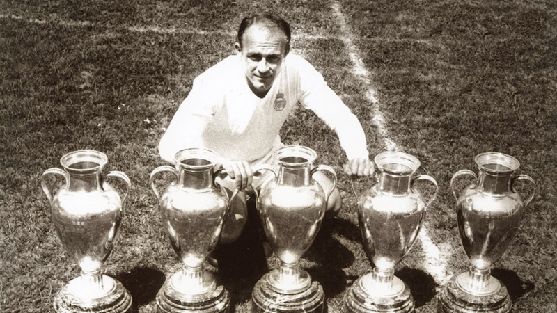 Alfredo Di Stefano in posa con 5 delle 5 coppe dei campioni conquistate in carriera