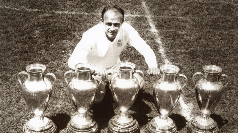 Argentina: i più grandi atleti di sempre nello sport Alfredo Di Stefano in posa con 5 delle 5 coppe dei campioni conquistate in carriera