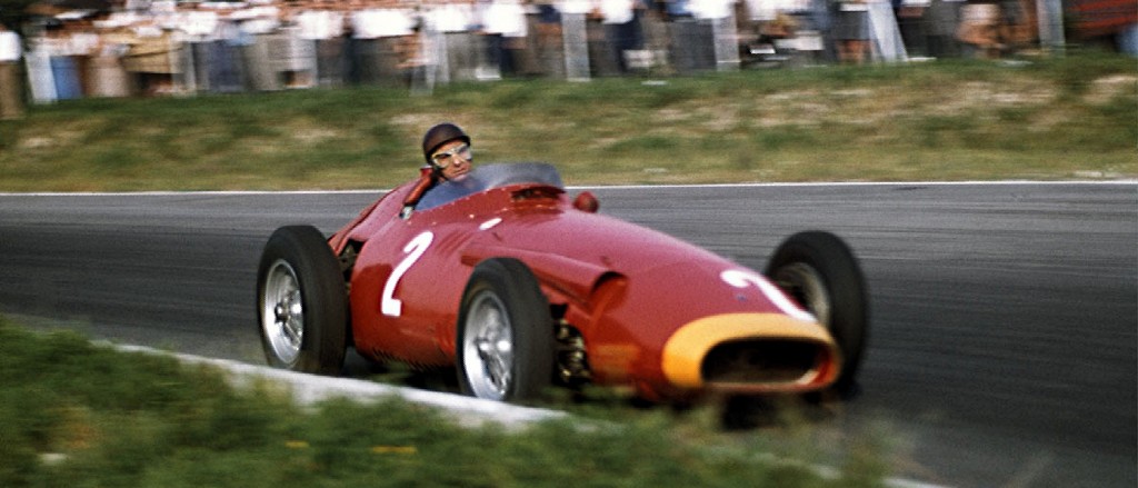 Josè Manuel Fangio con una vettora F1 dell'epoca