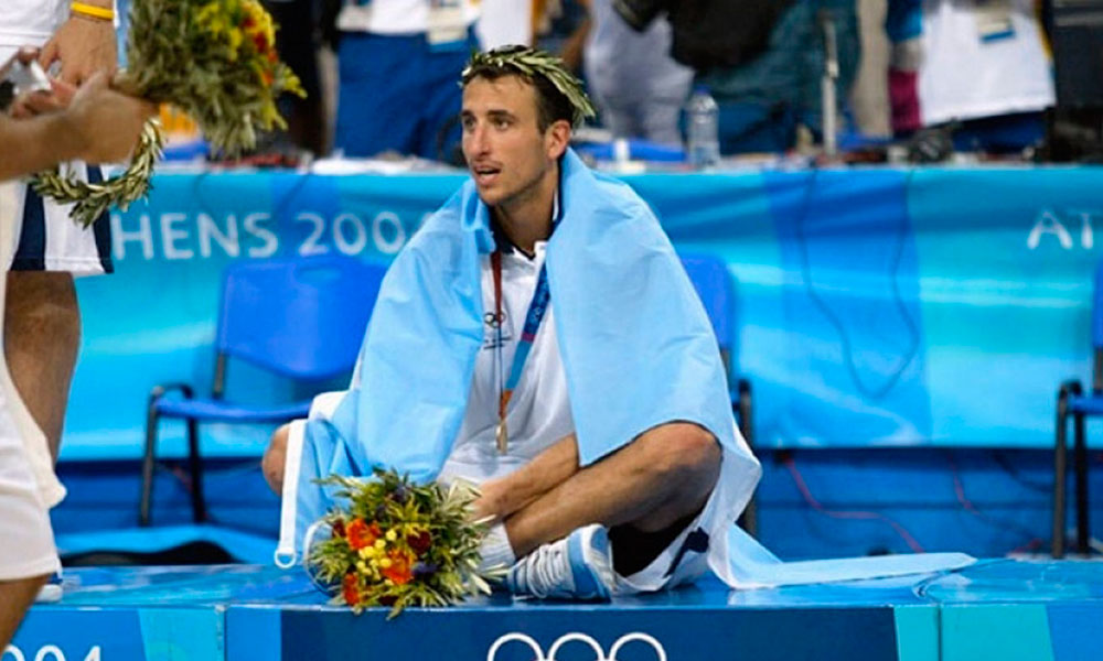 Ginobili esausto dopo l'oro Olimpico vinto nel 2004