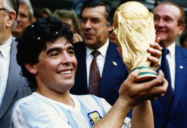 Diego Armando Maradona con la coppa del mondo vinta a Messico 1986