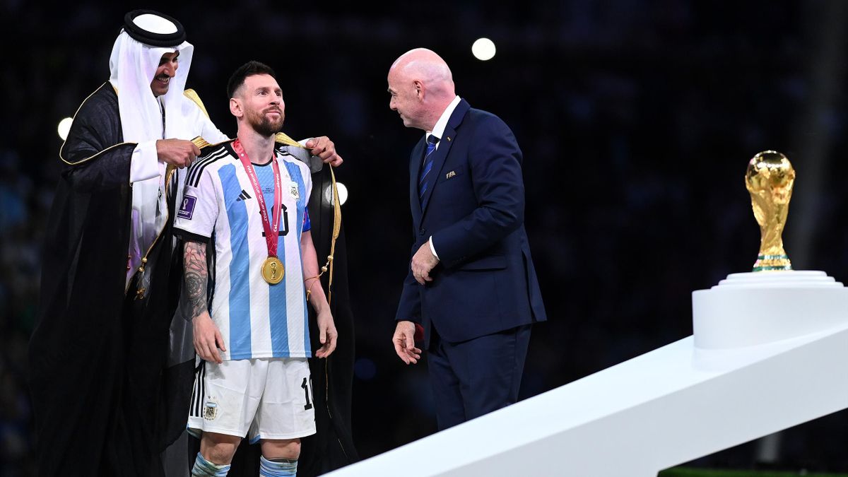 Messi si appresta a ricevere la Coppa del Mondo