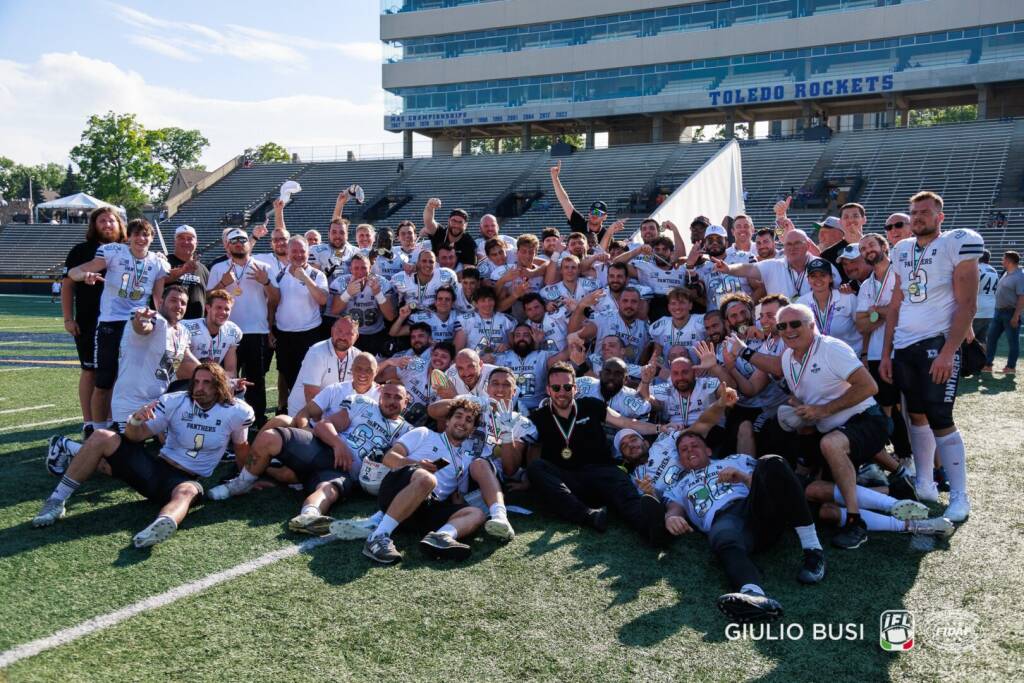 FIDAF annuncia le novità della IFL per 2024 e 2025 I Panthers Parma festeggiano il titolo vinto a Toledo contro i Guelfi Firenze (Crediti: Giulio Busi/FIDAF)