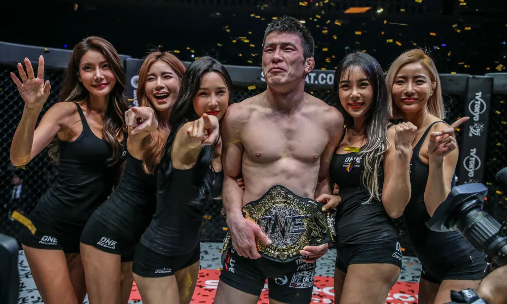 Shinya Aoki con la cintura di One Championship