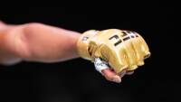 I nuovi guanti UFC presentati ai weigh in di UFC 300