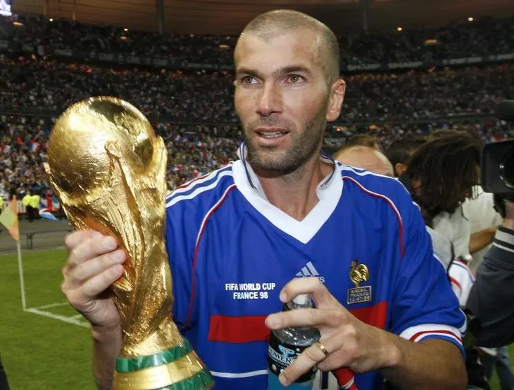 Zinedine Zidane con la coppa del mondo fra le mani