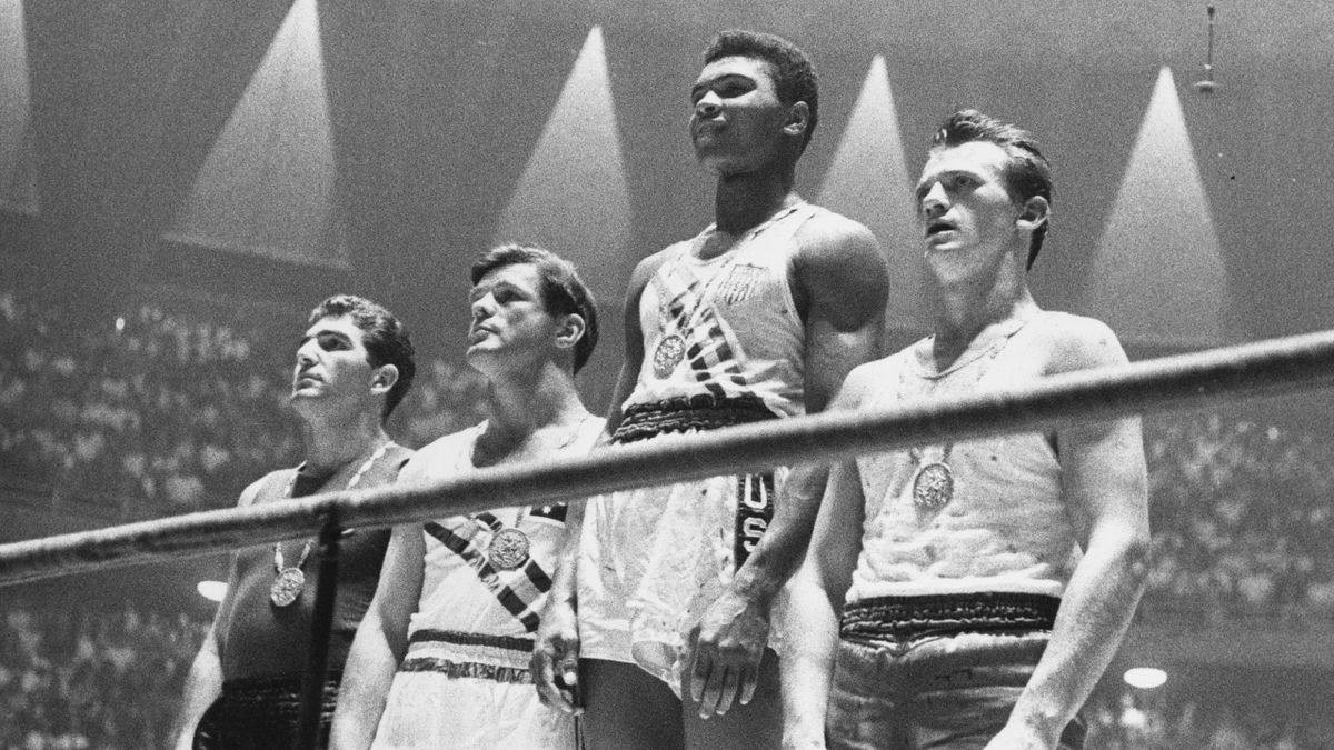 Gli eroi di tutte le edizioni dei Giochi Olimpici Muhammad Ali con la medaglia d'oro olimpica al collo