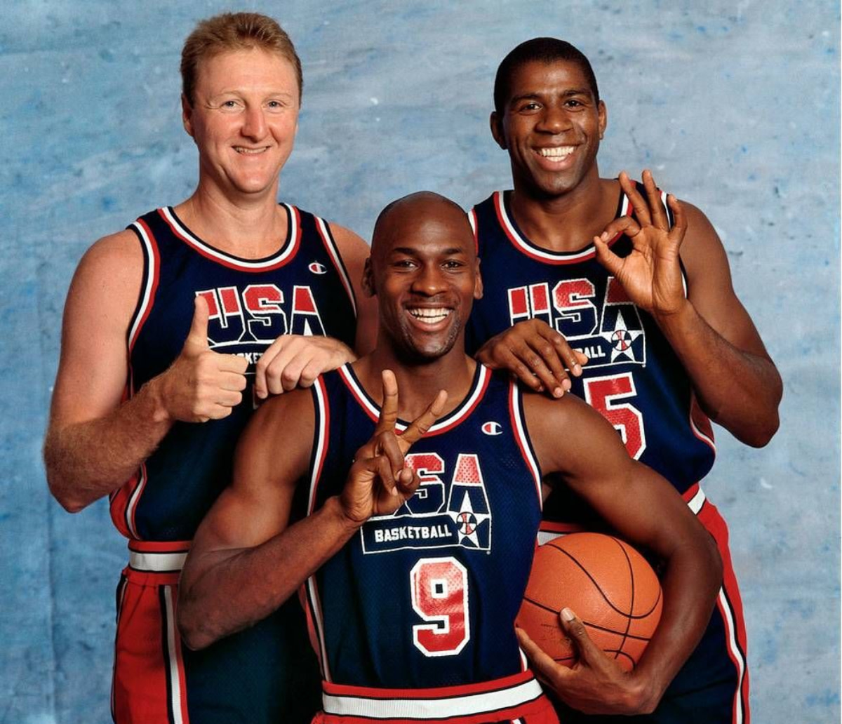 Gli eroi di tutte le edizioni dei Giochi Olimpici L'iconico trio USA formato da Michael Jordan, Larry Bird e Magic Johnson