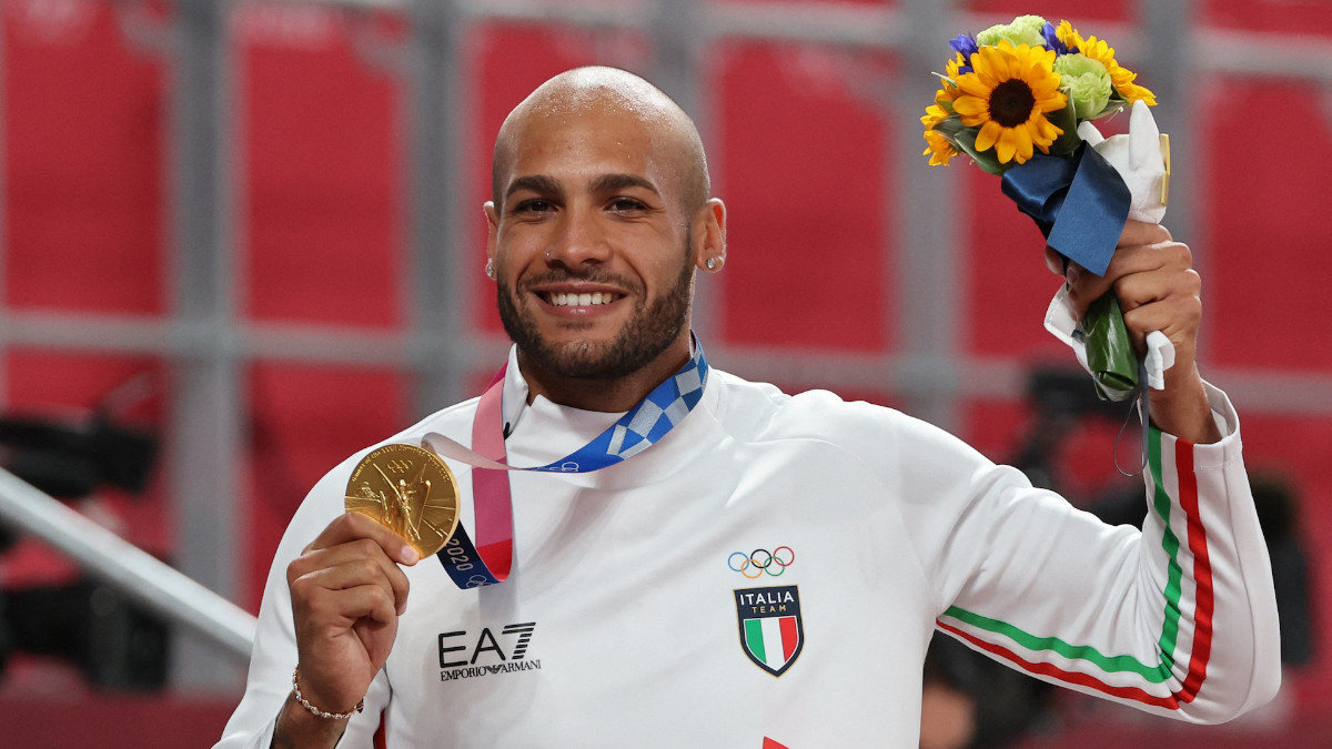 Gli eroi di tutte le edizioni dei Giochi Olimpici Marcell Jacobs con la medaglia d'oro olimpica di Tokyo 2020