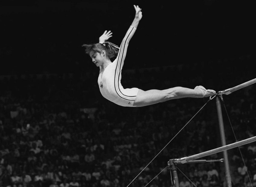 Gli eroi di tutte le edizioni dei Giochi Olimpici Nadia Comaneci mentre esegue il perfetto esercizio di Montreal 1976