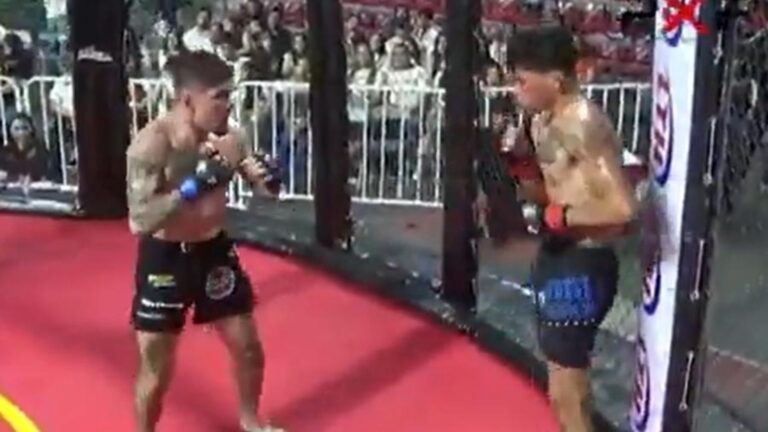 Fighter MMA esce dalla gabbia per vomitare